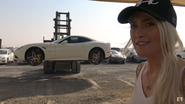 
Впечатляющую свалку с Ferrari и Rolls-Royce показали на видео
 