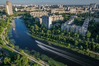 Люди купаются в мутной жиже: в Киеве залив Днепра заполняет неизвестная грязь
Люди купаются в мутной жиже: в Киеве залив Днепра заполняет неизвестная грязь