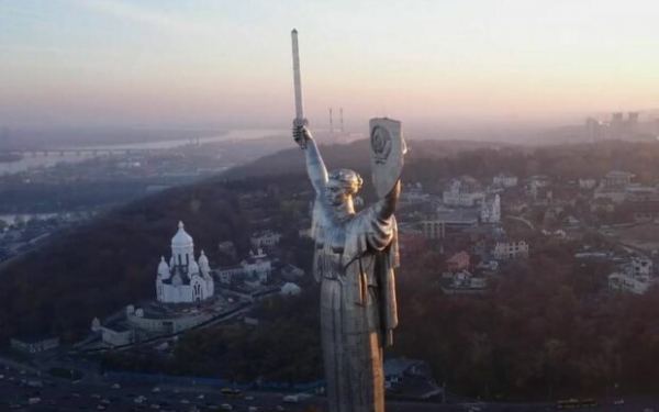 Главный символ Киева монумент Родина-мать хотят сделать "мальчиком": "Убрать грудь, заменить герб..."
