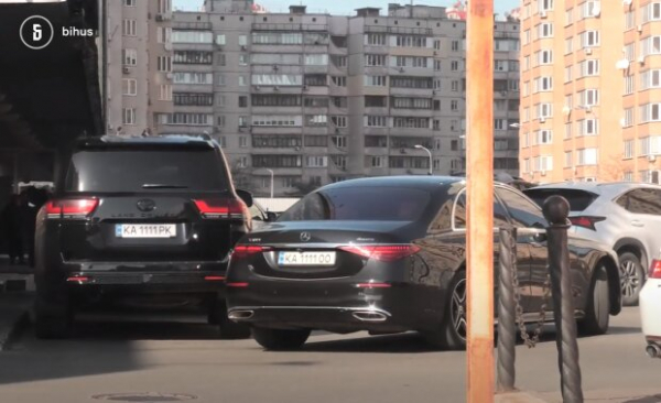 Пополняют элитный автопарк и незадекларированное поместье: семья нардепа Мамояна купается в роскоши во время войны