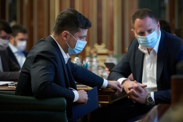 Зеленский предупредил украинцев о "невидимой угрозе" из-за нового всплеска COVID-19
Зеленский предупредил украинцев о "невидимой угрозе" из-за нового всплеска COVID-19