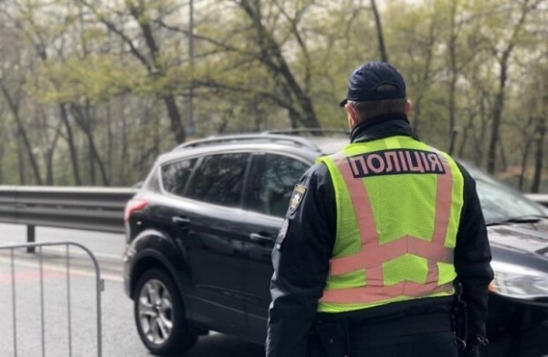 Все от 1 гривны, или как водитель "муштровал своего солдата" на глазах прохожих