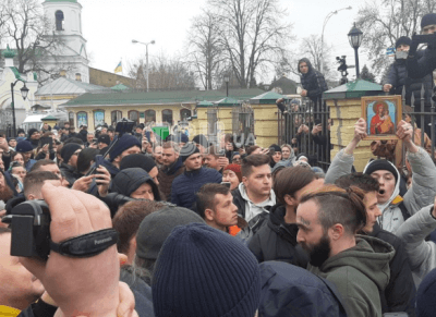 Обливания водой, палки и ведра: под стенами Киево-Печерской Лавры началось "веселье"
