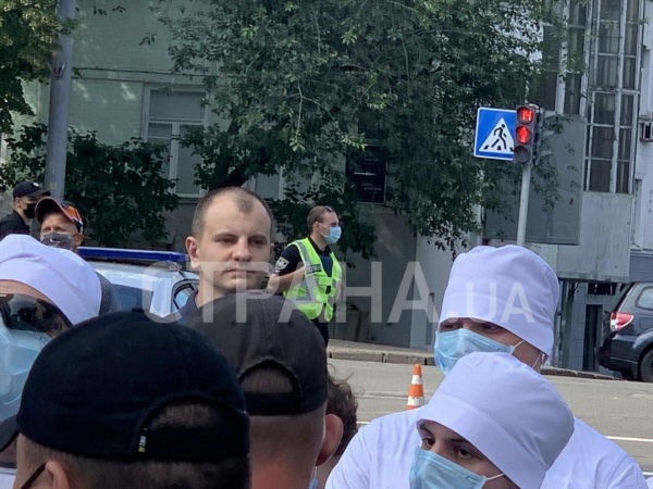 "Вова, выходи": под стенами ОП сторонники Шария и националисты проводят акции протеста
                                                                                