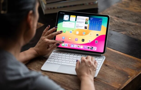 Известный журналист рассказал, кто стоит за сбытом контрабандного Apple в Украине Известный журналист рассказал, кто стоит за сбытом контрабандного Apple в Украине