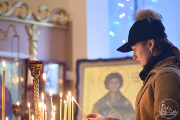 Главное за день, 6 марта: опасный статус беженца, перевернутый автозак в России, Великий пост-2022 и яркий поступок Андре Тана