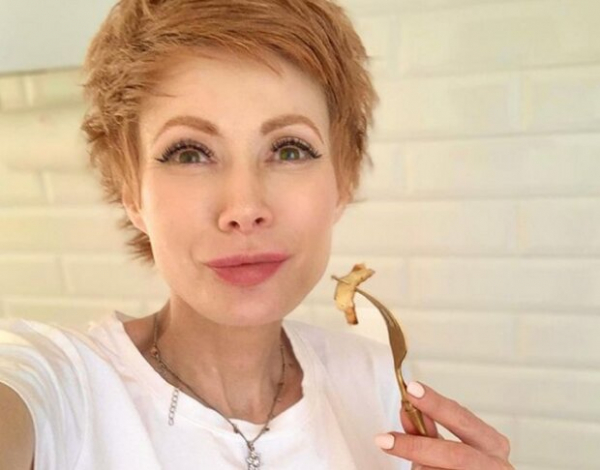 Елена Кристина-Лебедь чуть надкусила у Розенко и показала всем: пришлось в машину прятаться