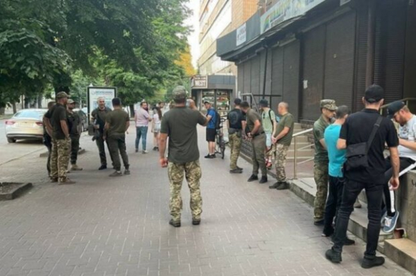 Найдут даже через камеру банкомата? В Украине ТЦК и СП получат все данные о мужчинах