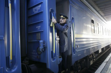 Поезд "Черновцы-Киев" меняет маршрут из-за обвала грунта Поезд "Черновцы-Киев" меняет маршрут из-за обвала грунта