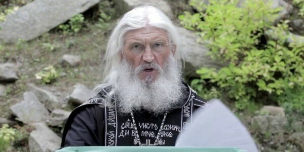 Отлученный от церкви за отрицание ковида поп захватил женский монастырь и выставил казаков на охрану Отлученный от церкви за отрицание ковида поп захватил женский монастырь и выставил казаков на охрану