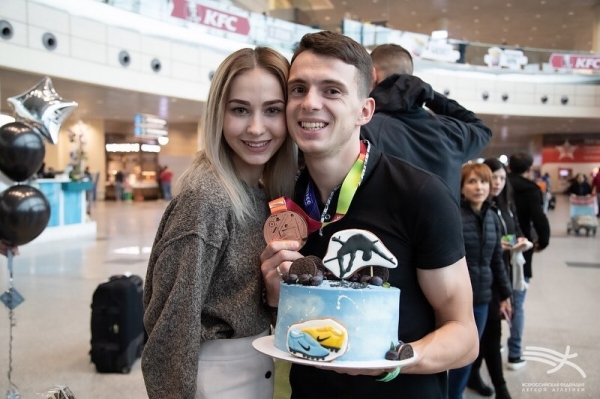 
Чемпион России ногами вперед перепрыгнул через жену, стоящую в полный рост
 