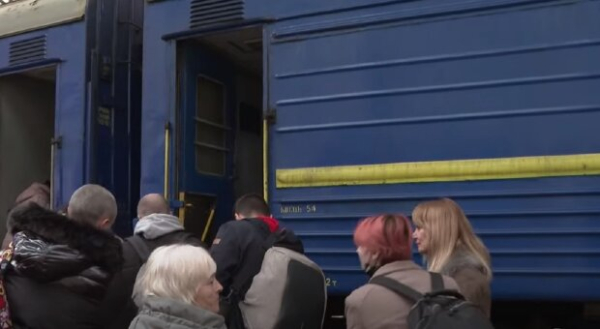 Проводник "Укрзализныци" не впускал женщин в поезд раньше мужчин: в дело вмешалась военнослужащая