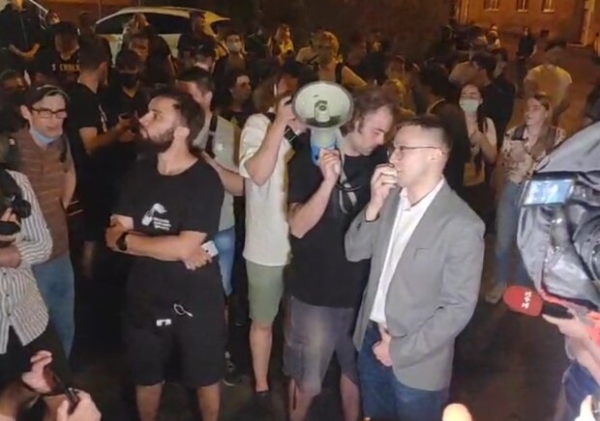 Соратники Стерненко толпой двинулись к дому генпрокурорки - Венедиктова окружена Соратники Стерненко толпой двинулись к дому генпрокурорки - Венедиктова окружена