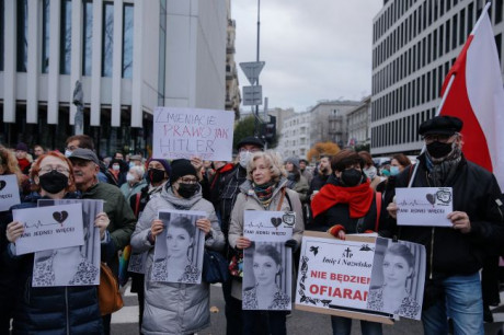 Минздрав Польши после массовых протестов разрешил аборты при угрозе здоровья женщины Минздрав Польши после массовых протестов разрешил аборты при угрозе здоровья женщины