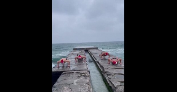 На это холодно даже смотреть: одесские моржи открыли купальный сезон в Черном море посреди зимы