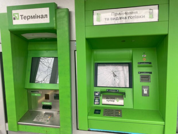 ПриватБанк не возвращает деньги после отмены операции, украинцы теряют по $2 000: "Оплаты произведены" ПриватБанк не возвращает деньги после отмены операции, украинцы теряют по $2 000: "Оплаты произведены"