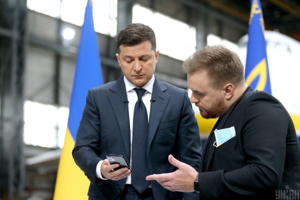 Вел себя как школьник: эксперт разъяснил жесты Зеленского на пресс-конференции
