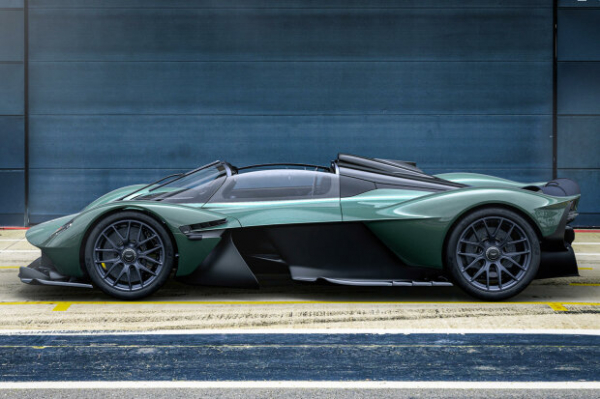 Aston Martin представил гоночный кабриолет: может ехать как болиды Формулы-1 Aston Martin представил гоночный кабриолет: может ехать как болиды Формулы-1