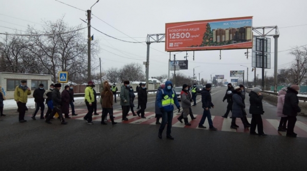 Тарифный бунт: в Житомире протестующие штурмом взяли здание облсовета
Тарифный бунт: в Житомире протестующие штурмом взяли здание облсовета
