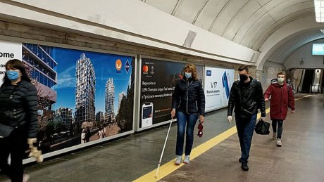 В Киеве на станциях метро протестовали тактильные полосы для маломобильных пассажиров