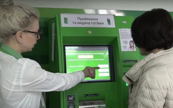 Украинцы массово жалуются на ПриватБанк, "зажавший" их доллары: "Кому война, кому мать родная"