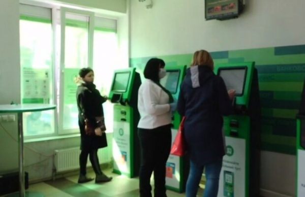 ПриватБанк арестовывает средства украинцев, каждый рискует остаться ни с чем