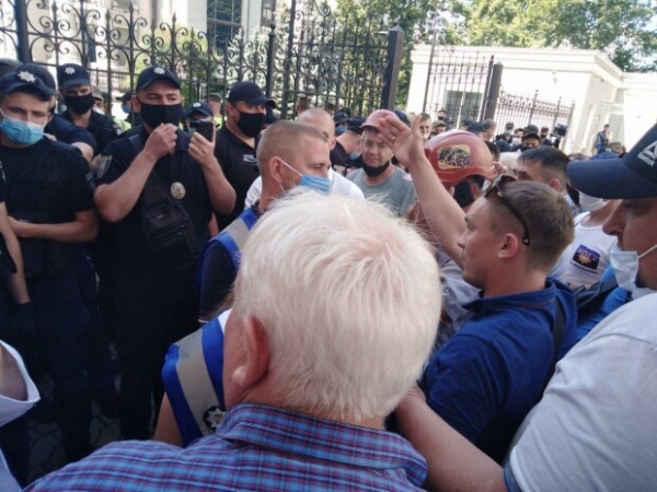 Полиция начала разгон шахтеров из-под Офиса Президента, есть пострадавшие (видео)
