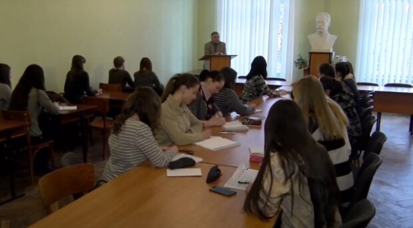 Ректор одного из ВУЗов сама назначила себя на работу, но суд ей ничего не сделал: что не так с этим делом
