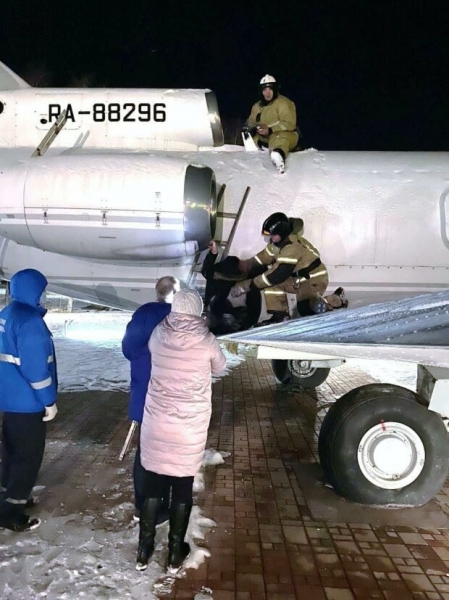 12-летний мальчик залез в турбину самолета и застрял: не смог выбраться, все заледенело 12-летний мальчик залез в турбину самолета и застрял: не смог выбраться, все заледенело