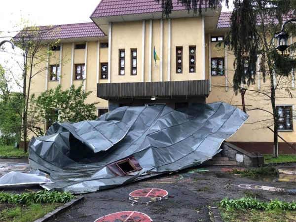 Ураган на Закарпатье посрывал крыши: жуткие фото
                                                                                