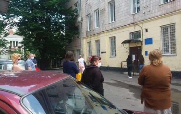 На людей всем плевать: в Луцке выстроилась очередь за тестами на коронавирус
На людей всем плевать: в Луцке выстроилась очередь за тестами на коронавирус