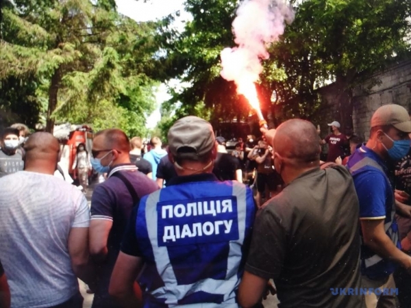 Под судом, где рассматривается дело Стерненко, начались схватки, зажгли файеры