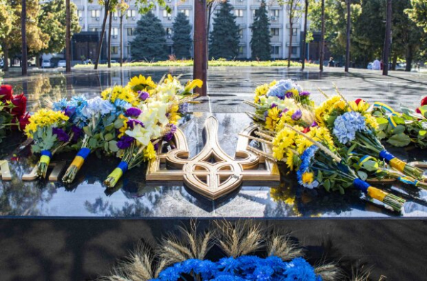Украли на павших героях? В Одессе латунные буквы на мемориале за 18 миллионов подделали на пластик