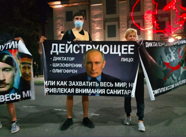 В Киеве возле посольства РФ "подожгли Кремль"
В Киеве возле посольства РФ "подожгли Кремль"