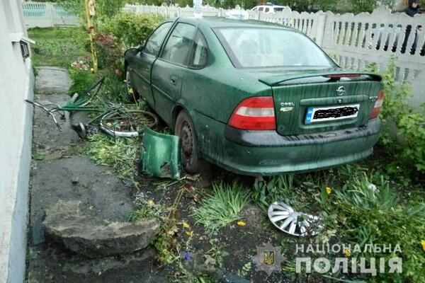 
На Винниччине пьяная женщина сбила мать с малолетними детьми, снесла даже забор. Фото
 