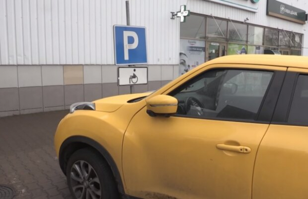 Водители дорого за это заплатят: что запрещено сейчас оставлять в машине