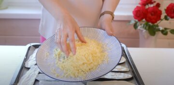 Мясо и не нужно: рецепт вкусных баклажанов под сыром с ароматным чесноком