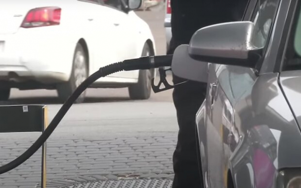 Приготовьтесь выворачивать карманы: АЗС поднимут цены на все виды топлива, эксперт назвал причину Приготовьтесь выворачивать карманы: АЗС поднимут цены на все виды топлива, эксперт назвал причину