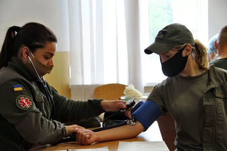 В Винницкой области бойцы Калиновского полка сдали 30 литров донорской крови В Винницкой области бойцы Калиновского полка сдали 30 литров донорской крови