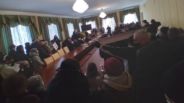 Тарифный бунт: в Житомире протестующие штурмом взяли здание облсовета
Тарифный бунт: в Житомире протестующие штурмом взяли здание облсовета