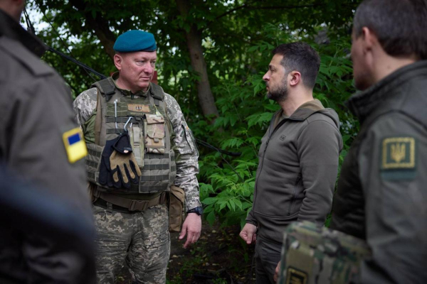 Зеленский приехал на фронт и вручил награды украинским морпехам
