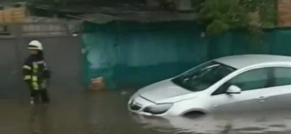 Ливни и сильнй град: водителям рассказали, как защитить автомобиль