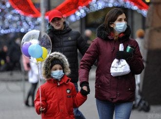 Украина на пороге мощной вспышки Омикрон-штамма: врач увидел причину в детях
