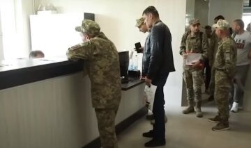 Украинцы, своевременно обновившие данные, попадают в розыск: адвокат раскрыл "многоходовки" ТЦК