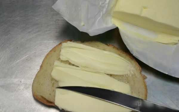 Украинцам "впаривают" фальсификат вместо сливочного масла: как проверить продукт, чтобы не стать жертвой обмана Украинцам "впаривают" фальсификат вместо сливочного масла: как проверить продукт, чтобы не стать жертвой обмана
