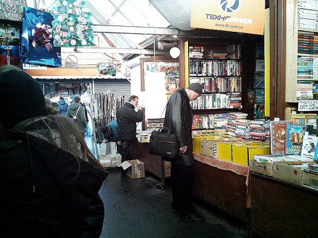 Знаменитый киевский книжный рынок "Петровка" переселяют, чтобы построить ТРЦ Знаменитый киевский книжный рынок "Петровка" переселяют, чтобы построить ТРЦ