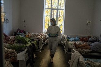 Самоубийства и паника: врач раскрыл мрачную картину с COVID-пациентами

