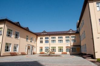 Школы под ударом: заведения, в которых учителя не уколются от COVID-19, "прикроют" с 1 сентября
