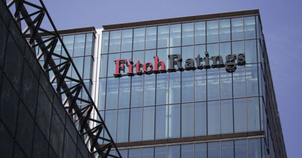 Fitch улучшило кредитный рейтинг Украины со стабильного до положительного Fitch улучшило кредитный рейтинг Украины со стабильного до положительного