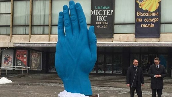 «Герои» Иловайского котла, кенгуру и колобки: необычные скульптуры Днепра «Герои» Иловайского котла, кенгуру и колобки: необычные скульптуры Днепра